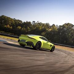 Aston Martin Vantage Lime Essence 03